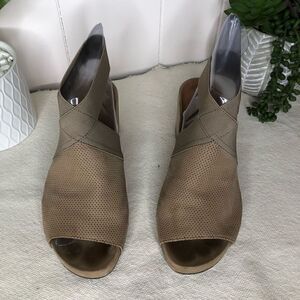 Gentle Souls Women's Gianna Elastic Mushroom Ankle Strap Sandals Size 8